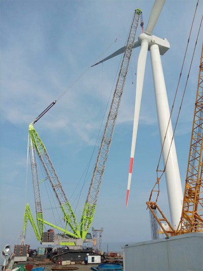 中聯(lián)1600噸履帶吊采用行業(yè)領(lǐng)先技術(shù)（超起配重懸?。┻M(jìn)行海上風(fēng)機(jī)吊裝作業(yè)