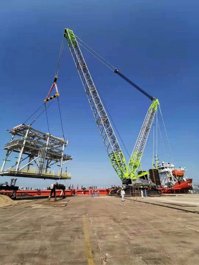 中集來(lái)福士海洋工程吊裝現(xiàn)場(chǎng)